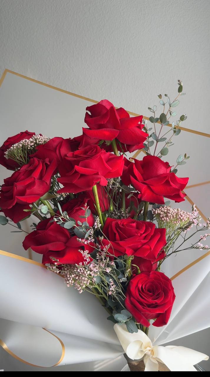 Close-up of blush roses and carnations